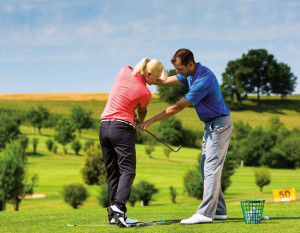 Golf spielen: Der Weg des Golf ?Anfängers sollte immer über einen Golf?Trainer gehen. Dieser führt einen zur Platzreife.
