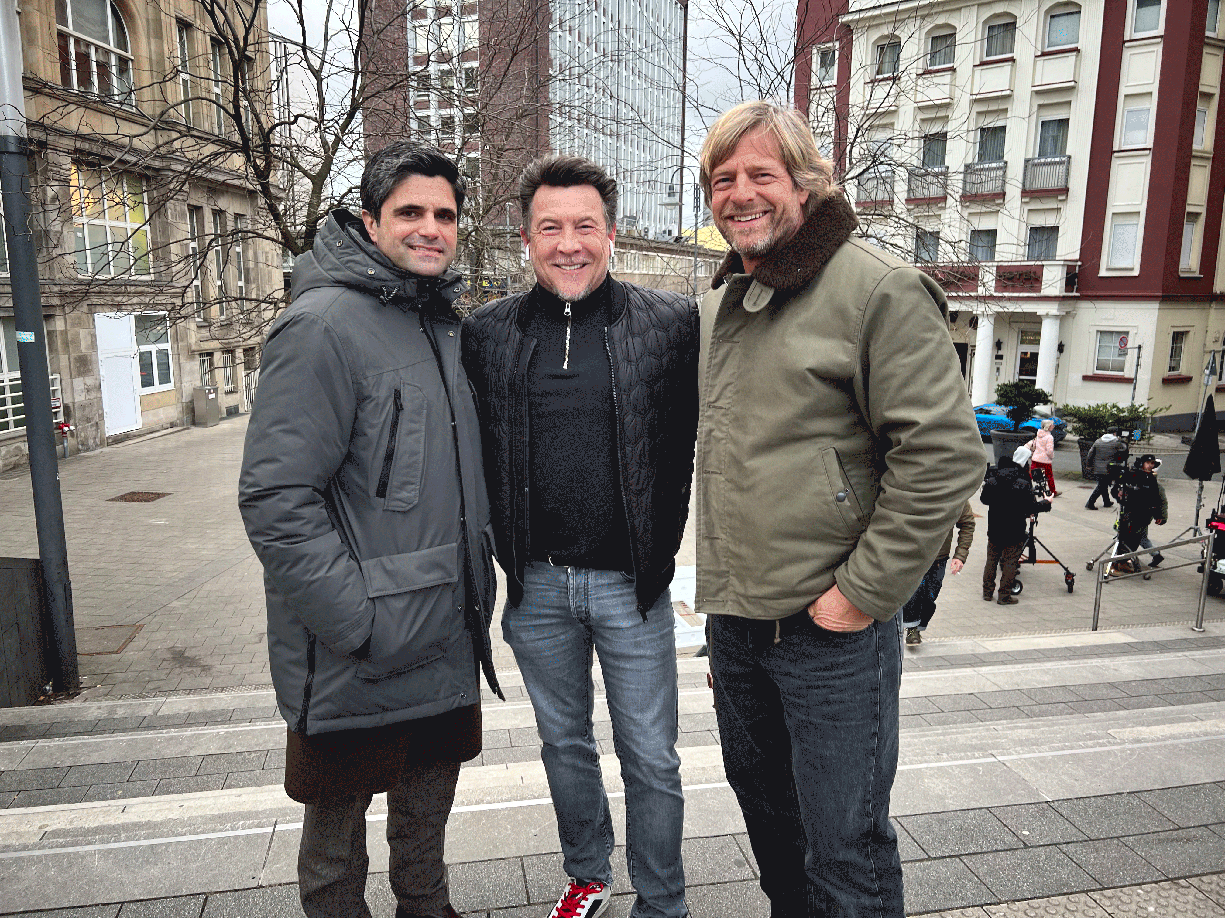 Maximilian Grill (li) und Henning Baum (re) geben Daniel Boden (mittig) tiefe Einblicke in den aufwendigen Drehalltag.