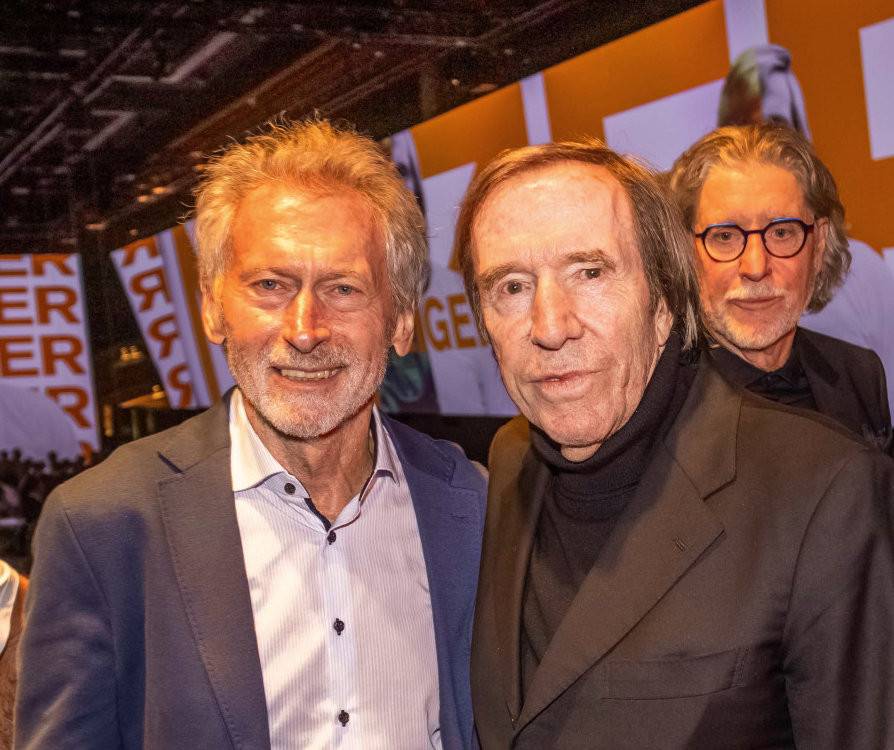 Paul Breitner (li), dem Günter Netzer (mi) seine besondere Dankbarkeit ausdrückt. Torwartlegende Toni Schumacher (re) ist topfit.