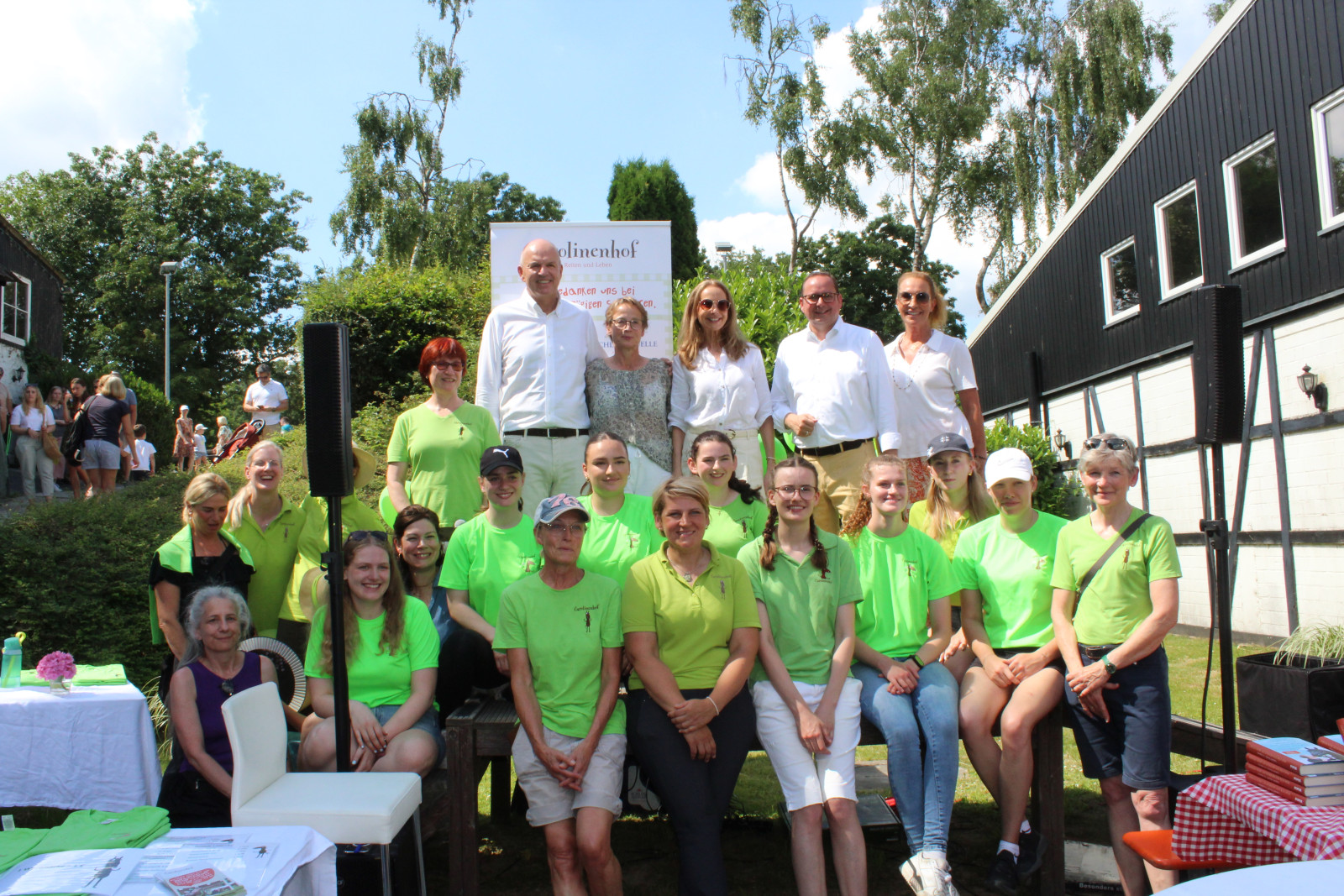 Die Gründer Carsten und Sabine Knauer mit Schirmherrin Isabell Werth, Essens OB Kufen sowie Sibylle Braun und dem Carolinenhof-Team