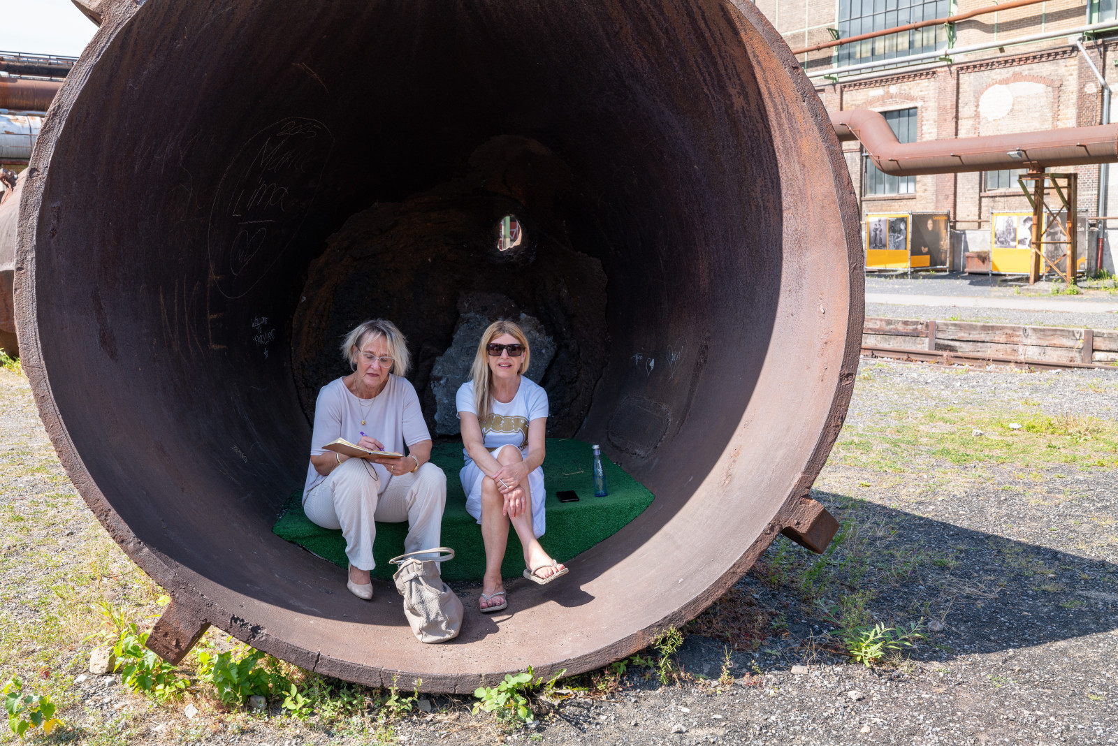 Designerin Susa Flor (r.) mit TOP-RUHR-Chefredakteurin Katrin Kroemer