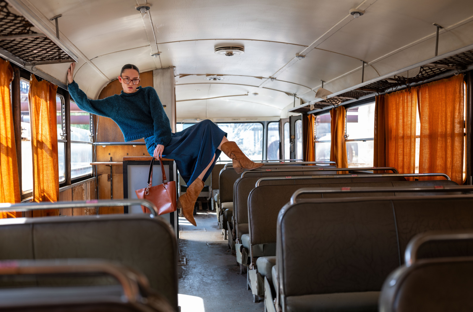 Mobilität der Vergangenheit trifft Mode der Gegenwart: Ein Relikt alter Bahnen und ein Anziehungspunkt für alle Schienen-Fans ist der alte Dieseltriebwagen VT 50 der ehemaligen Hersfelder Kreisbahn, den es auf dem Museumsgelände der Henrichshütte zu entdecken gibt. Perfekte Kulisse für Rosanna in ihrem Susa-Flor-Look im Petrol-Farbton: der Rock aus Naja, einem Öko-Acetat, und der passende Pulli aus Schurwolle, nach einem Entwurf von Susa Flor angefertigt von „Feingesponnen“ aus Bochum. Die Tasche, ebenfalls Kreation von Susa Flor, ist aus einem Lederimitat aus Olive. Rosanna Hoffmann liebt solche Einsätze: Die 23-Jährige hat gerade eine Model-Ausbildung absolviert und freut sich auf eine Karriere in dem Metier.