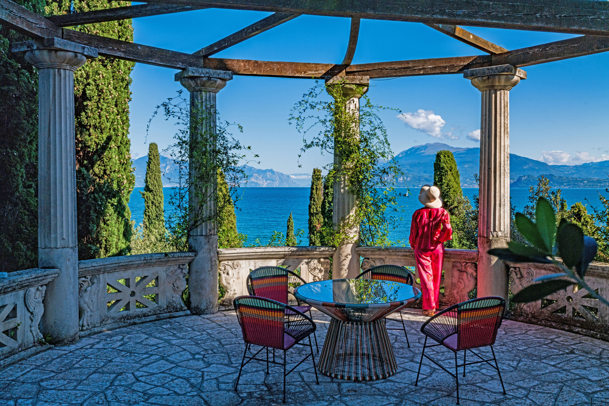 Ein traumhaftes Panorama über den Gardasee lässt sich von der säulengefassten Terrasse der „Villa Cortine Palace“ in Sirmione genießen.