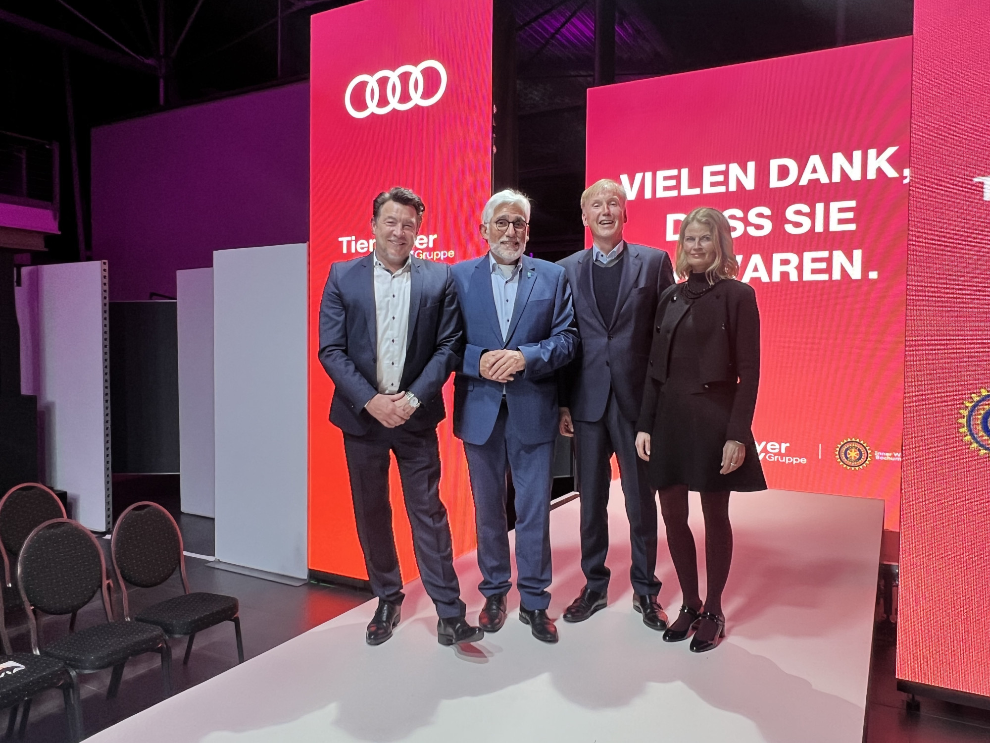 Auf dem Catwalk im Audi Zentrum Bochum: Daniel Boden (TOP RUHR), Bochums OB Jörg Lukat mit Heinz-Dieter und Inge Tiemeyer