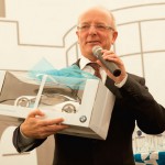 BMW Niederlassung feiert : Essens OB Reinhard Paß bekam einen fern-steuerbaren BMW i8 im Kleinformat für das Rathaus