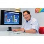 Hair Science Institute : Dr. Coen Gho zeigt am Bildschirm das Prinzip der Haar-Stammzellen