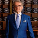 Hubertus Ophey : Viele Farben im aquablauen Trend bringt die neue Mode mit: Anzug Canali (1400 €), Krawat-te Ascot (100 €) und Einstecktuch Zegna (80 €). Das ergänzt die Brille von Persol (210 €).