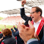 Fußballfan. Thomas Kufen feiert den Niederrhein-Pokalsieg von Rot-Weiss Essen.