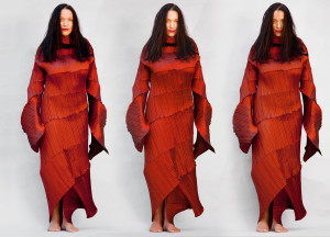 Issey Miyake: Wie eine Kriegerin: Das rote Modellkleid