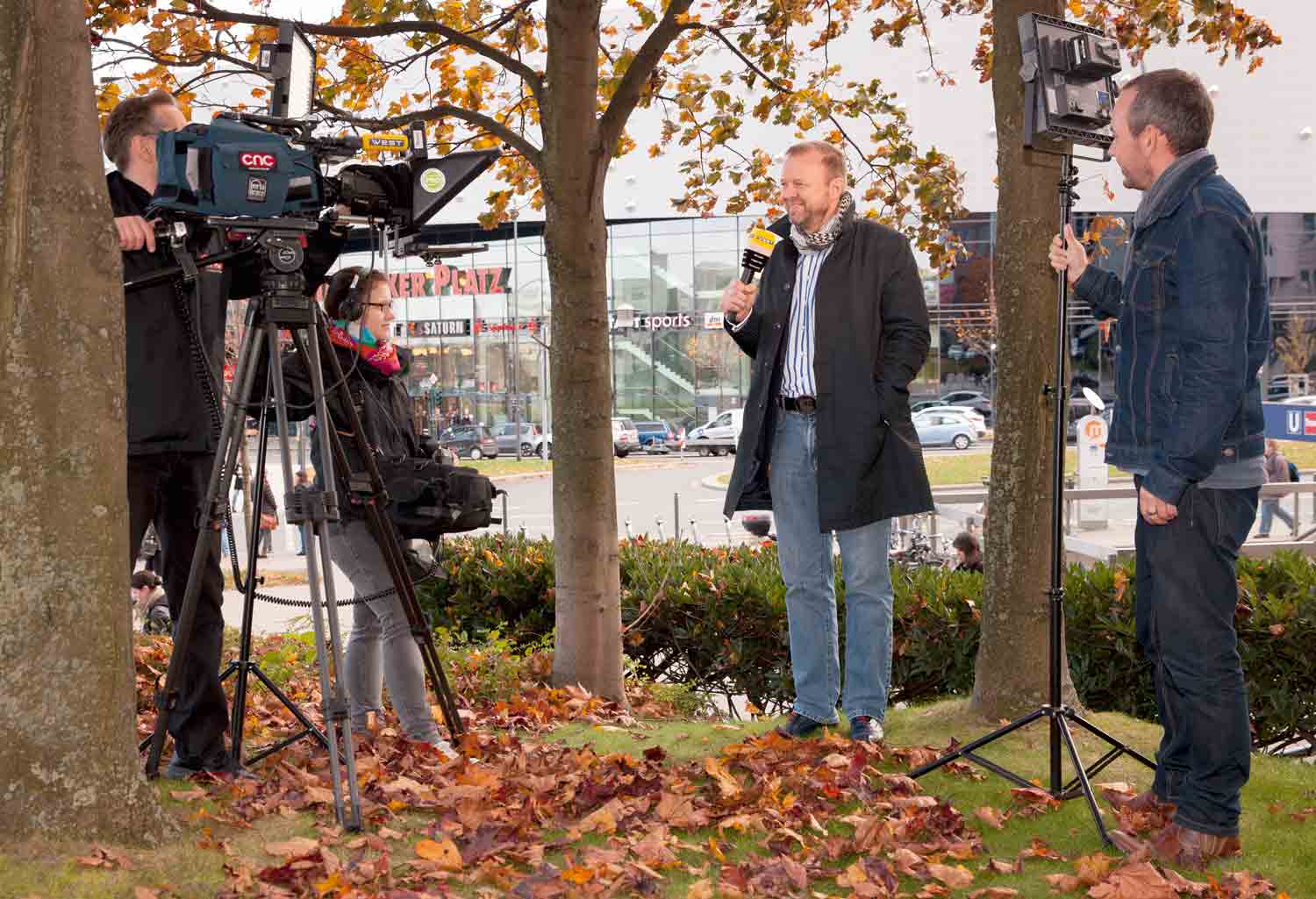 Kamera ab: Zu wichtigen Themen nimmt RTL-West-Chef Jörg Zajonc selber das charakteristische gelbe Mikrophon in die Hand und spricht vor heimischer Kulisse klare Kommentare