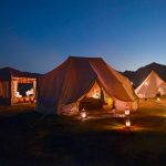 Abendatmosphäre beim Glamourous Camping vor der imposanten Bergkulisse des Hadjar-Gebirges