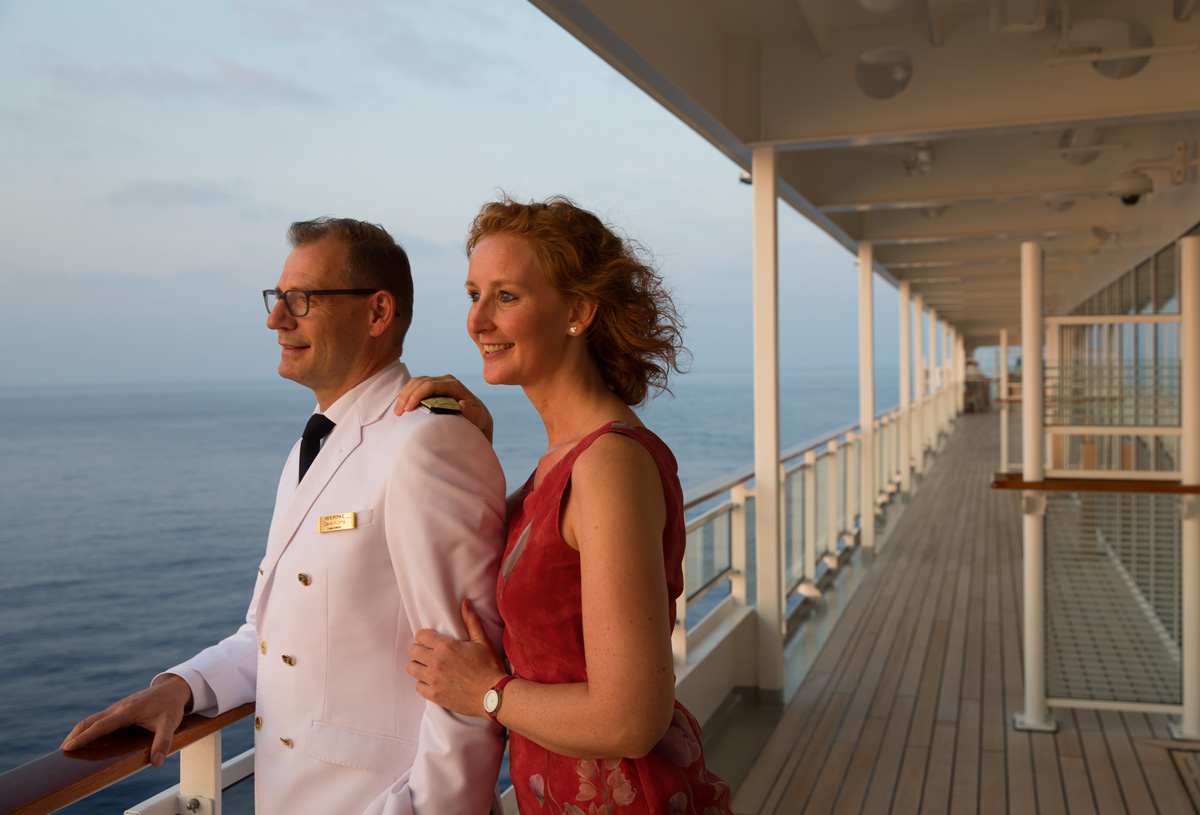 Kreuzfahrtdirektor der MS EUROPA 2, David Wilms ist das Kommu-nikationsgenie an Bord. Er sorgt dafür, dass das Gästeprogramm wie am Schnürchen läuft.