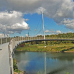 Radtour Ruhr: Die sichelförmige Brücke mit nur einem Pylon überquert man auf der Erzbahntrasse in Gelsenkirchen