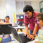 Ms. Yuniarti Santosa, Klassenlehrerin der dritten Klasse, geht gemeinsam mit einer Schülerin ihre Arbeitsergebnisse durch. Bereits in den Grundschulklassen der International School Ruhr nutzt man Computertechnologie, um das Lernen und Lehren zu optimieren. Die Schüler werden bestens auf die Anforderungen des 21. Jahrhunderts vorbereitet.