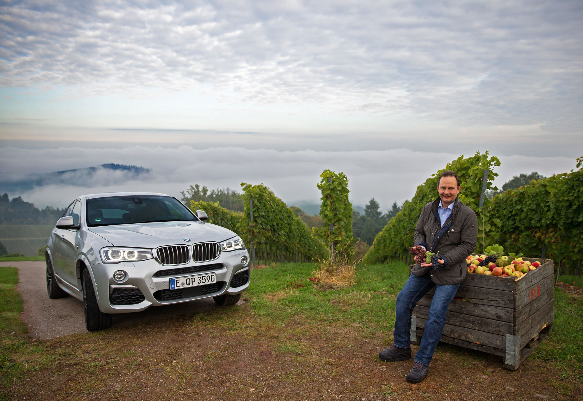 Mit dem BMW X4 aus Essen bestens angekommen – oben über den Wolken treffen wir als Top Ruhr Team Siegbert Bimmerle, der vor der Lese die Reben genau unter die Lupe nimmt