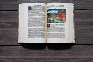 Das Neue Testament übersetzt Luther in seiner „Verbannung“ auf der Wartburg in nur elf Wochen aus dem Griechischen ins Deutsche
