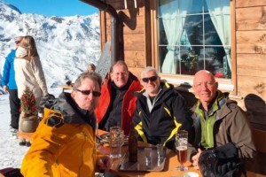 Der passionierte Skifahrer Ulrich Scholten mit Freunden in Österreich